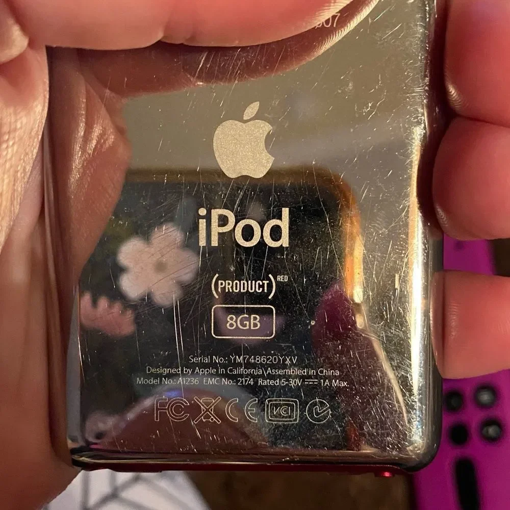 Apple iPod nano 3rd gen (PRODUCT)RED special edition 8GB w/Case & Exercise Band
